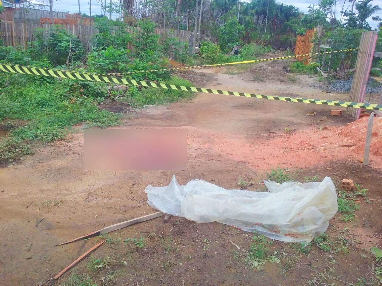 Vítima morreu em frente ao local da agressão (Foto: Jefter Reis)