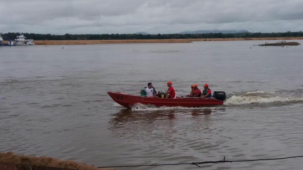 Equipe do Corpo de Bombeiros realiza buscas no Rio Branco (Foto: Divulgação/CBM)