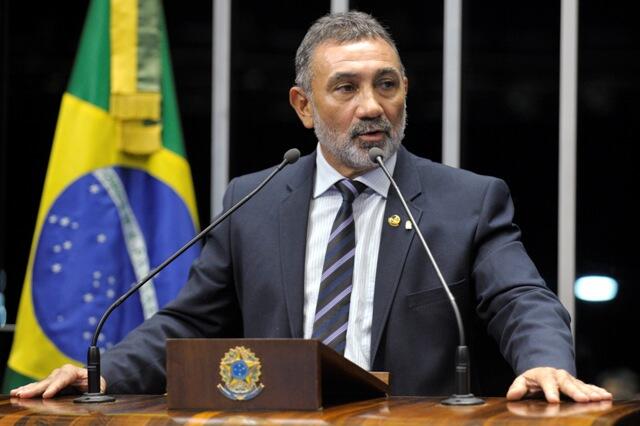 O senador de Roraima faz parte do grupo que apoia o governo Dilma Rousseff (Foto: Agência Senado)