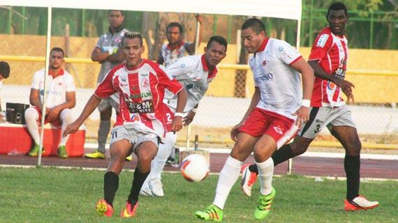 Marcado por Sapulha, do Baré, Bruno Henrique, do Náutico, cruza na área durante jogo válido pela última rodada da primeira fase do primeiro turno (Foto: Lucas Luckezie)