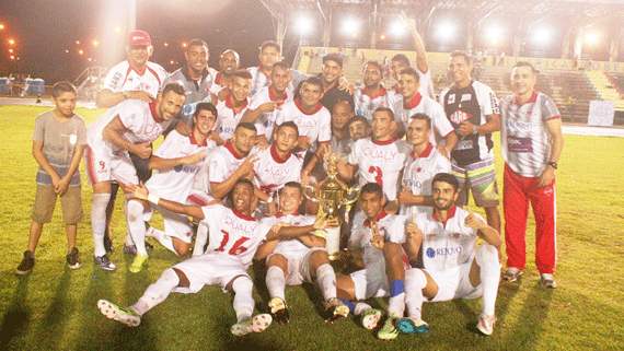 Jogadores e comissão técnica do Baré posam para fotos após o título do primeiro turno do Campeonato Roraimense (Foto: Lucas Luckezie)