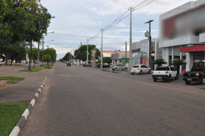 Farmácia, no bairro São Francisco, foi alvo de quadrilha (Foto: Samara Cordeiro)