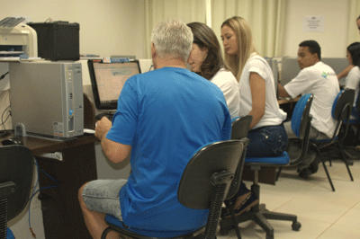 Para facilitar a vida dos contribuintes, acadêmicos promoveram um mutirão gratuito para esclarecer as questões mais relevantes (Foto: Samara Cordeiro)