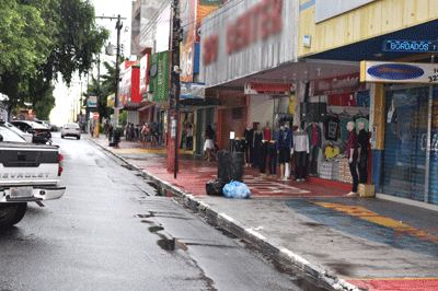 Comerciantes da Capital estão preocupados com a pouca presença de consumidores na compra de presentes para o Dia das Mães (Foto: Samara Cordeiro)