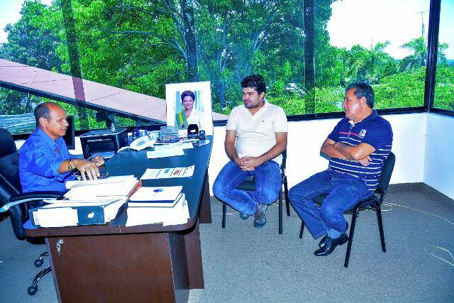 Deputados Dhiego Coelho e Chico Guerra foram recebidos pelo vice-cônsul do Brasil na Venezuela, Carlos Otávio Ornelas ( Fotos: Divulgação )