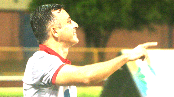 O técnico Fábio Luiz orienta os jogadores do Baré durante a final do primeiro turno contra o Náutico (Foto: Lucas Luckezie)