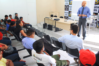 Estudantes e professores da Escola Indígena Tuxaua Luís Cadete conheceram mais sobre o problema das drogas (Foto: Diane Sampaio)