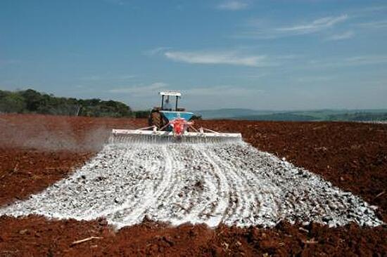 A distribuição de calcário estava paralisada desde novembro do ano passado (Foto: Divulgação)