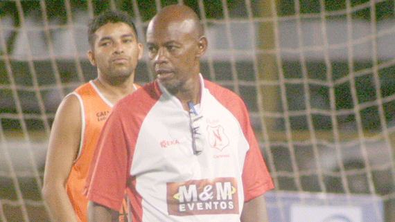 O técnico do Náutico, Antonino Moreira, antes da final do primeiro turno do Campeonato Roraimense de Futebol (Foto: Lucas Luckezie)