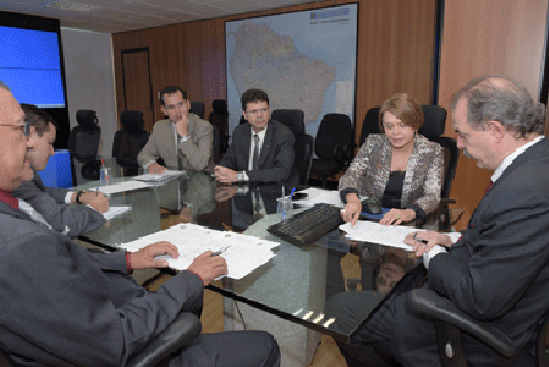 Participaram da reunião com o ministro Aloizio Mercadante a senadora Ângela Portela e o reitor da UFRR, Jefferson Fernandes (Foto: Divulgação)