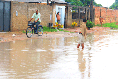 No bairro Pintolândia, nas primeiras horas da manhã, as ruas pareciam rios de lama (Foto: Diane Sampaio)