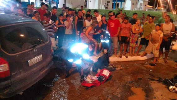 Condutor do carro não tinha habilitação, mas ficou no local do acidente (Foto: Jefter Reis)