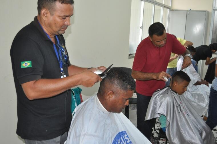 Corte de cabelo foi um dos serviços oferecidos na ação (Foto: Rodrigo Sales)