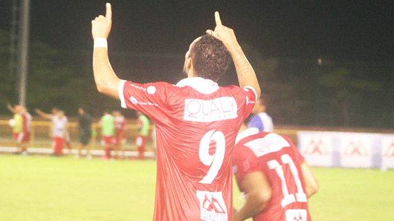 O atacante Thiago Paraná, do Baré, comemora após empatar a partida contra o São Raimundo, na abertura do Campeonato Roraimense (Foto: Lucas Luckezie)