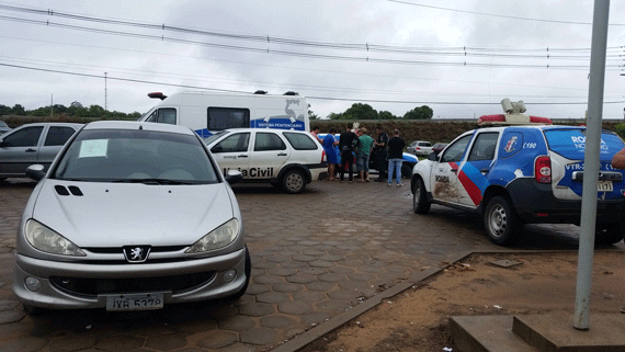 A vítima foi escoltada pela polícia até o 5º DP (Foto: João Barros)