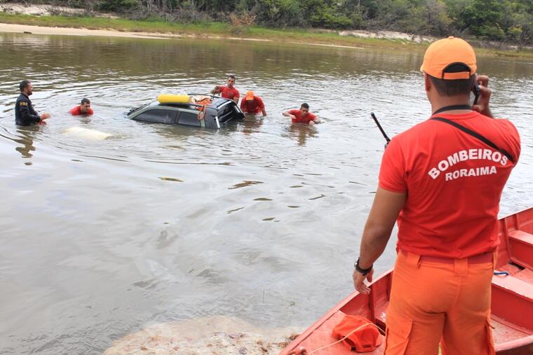 Por volta de 11h bombeiros permaneciam no local para retirar o veículo submerso (Foto: Diane Sampaio)