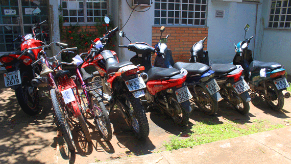 Motocicletas aguardam por seus proprietários para que sejam restituídas (Foto: Diane Sampaio)