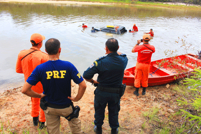 Homens do Corpo de Bombeiros retiram carro das águas do rio Cauamé (Foto: Diane Sampaio)