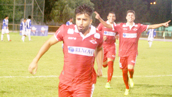 Rian corre para comemorar seu golaço, que abriu o placar contra o São Raimundo, na primeira rodada do returno do Campeonato Roraimense (Foto: Lucas Luckezie)