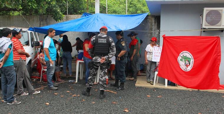 A Polícia Militar acompanha a ação para garantir a ordem no local (Foto: Diane Sampaio)