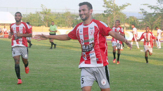 O meia Eduardo Magrão, uma das maiores referências do Náutico no Campeonato Roraimense de 2016 (Foto: Lucas Luckezie)