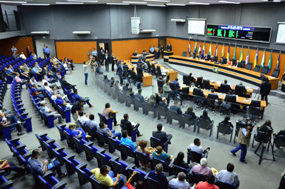 Deputados Jânio Xingu (PSL) e Brito Bezerra (PP) subiram à tribuna para reclamar do andamento dos trabalhos na Casa (Foto: Arquivo/Folha)