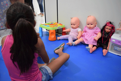 Crianças agora têm espaço especial para se divertirem enquanto aguardam atendimento (Foto: Rodrigo Sales)