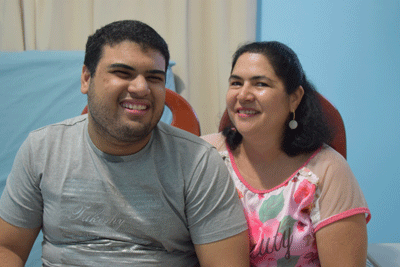 Marlene dos Santos e seu único filho, Jorge dos Santos: “Não tenho como descrever o carinho que sinto por ele” (Foto: Rodrigo Sales)