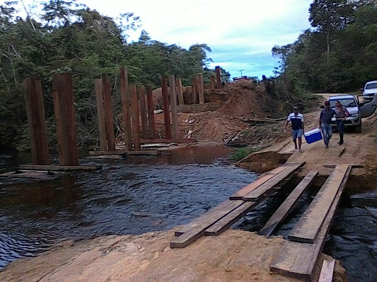 Completamente danificada, a ponte está oferecendo enorme perigo para quem necessita transitar no local (Foto: Divulgação)