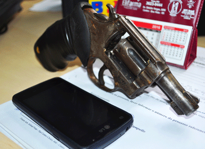 Bandido usou esta arma para tomar o celular da adolescente de 16 anos (Foto: Diane Sampaio)