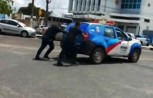 Veículos sendo empurrado por militares nas ruas da capital (Foto: divulgação)