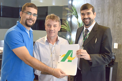Gerente-geral do Basa, Liércio Soares (à esq.), entrega carta de crédito aos empresários do Frigo 10 (Foto: Rodrigo Sales)