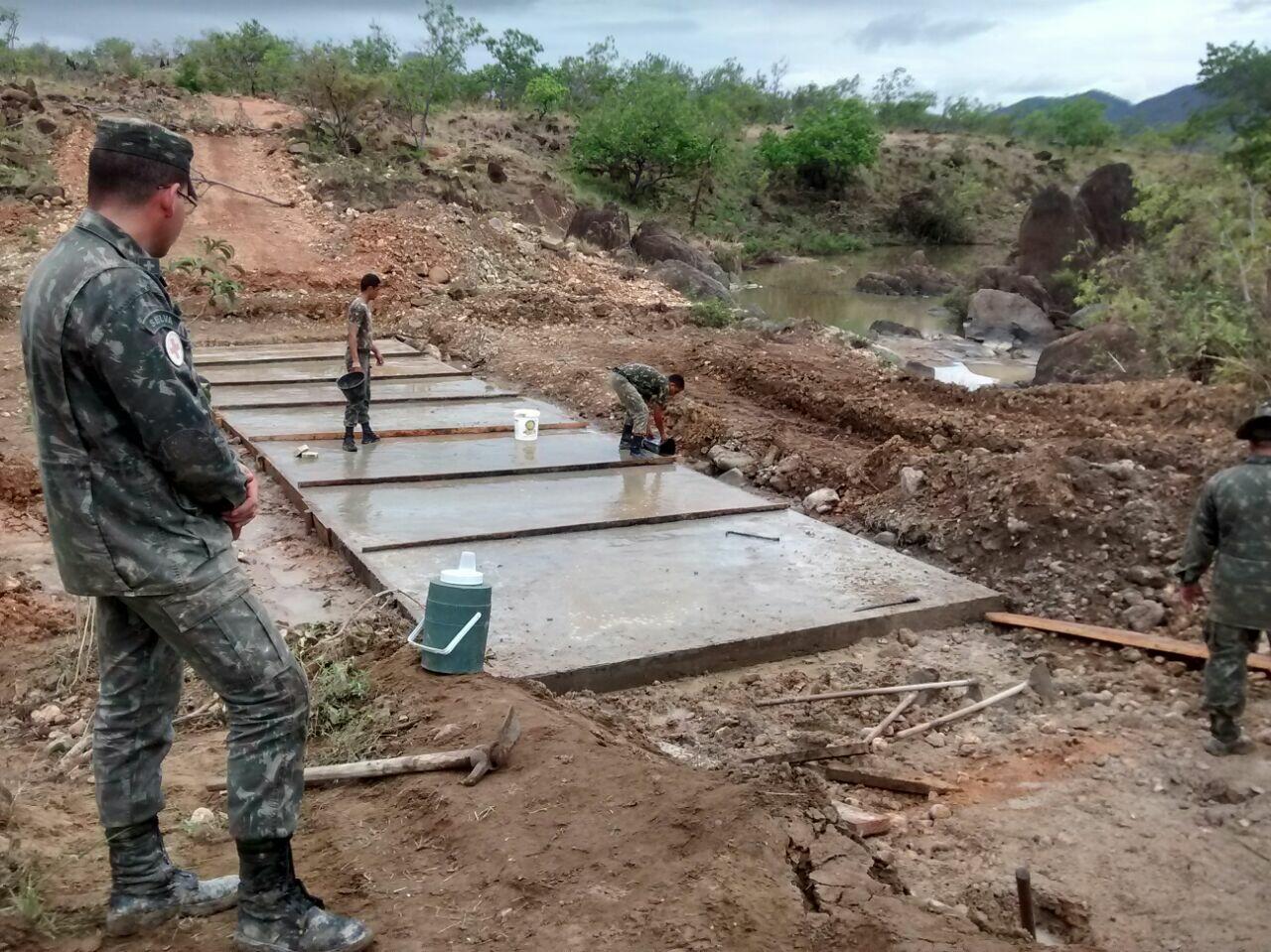 A ponte molhada está construída pelos militares do 6º BEC desde a semana passada (Foto: Divulgação/Exército)