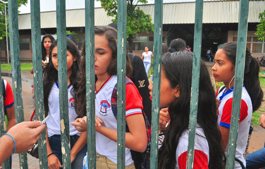 Além do forro caindo, alunos sofrem com o calor e reclamam de falta de carteiras escolares (Foto: Diane Sampaio)