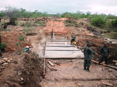 Militares concluíram os serviços, ontem, para restabelecer tráfego na RR-101 (Foto: Divulgação/6ºBEC)