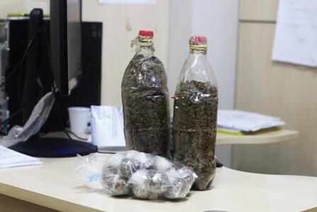 Drogas e objetos que estavam na cela de três presos foram apreendidos (Foto: Samara Cordeiro)