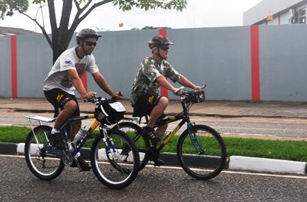 Os ciclistas Luiz Chella e Renato de Lima saíram de Baurú, em São Paulo, para conhecer as belezas naturais da tríplice fronteira ((Foto: Samara Cordeiro))