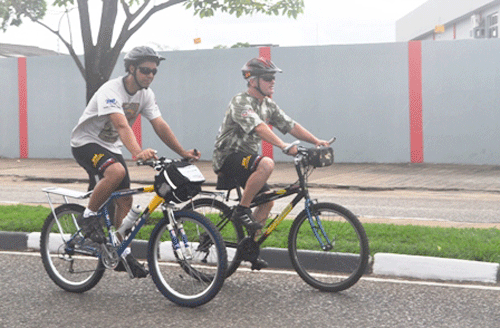 Os ciclistas Luiz Chella e Renato de Lima saíram de Baurú (SP), para conhecer as belezas naturais da tríplice fronteira (Foto: Samara Cordeiro)