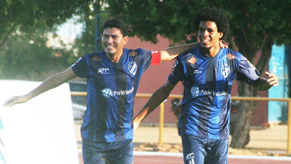 O zagueiro-capitão Evandro (esquerda) comemora com o zagueiro Dante (direita), após marcar o gol da vitória do São Raimundo (Foto: Lucas Luckezie)