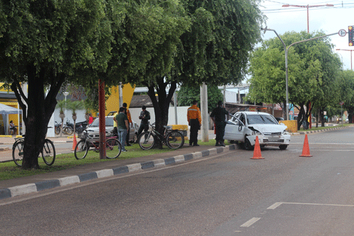 O acidente aconteceu no cruzamento das avenidas Mário Homem de Melo e São Sebastião, no bairro Santa Tereza (Foto:Samara Cordeiro)