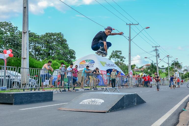 Patins, skate e bicicleta foram alguns dos meios usados no evento (Foto: Igorh Martins/PMBV)