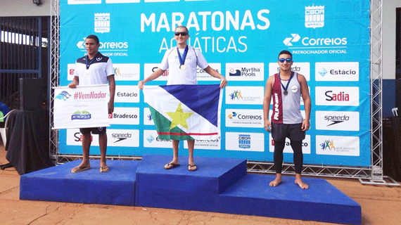 O roraimense Flávio Monteiro exibe a bandeira de Roraima no lugar mais alto do pódio da categoria Sênior, na etapa de Brasília (Foto: Divulgação)