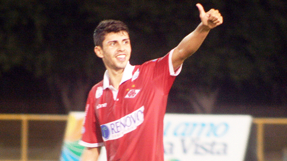 O meia Túlio comemora após marcar seu segundo gol da carreira, o terceiro do Baré contra o Atlético Roraima (Foto: Lucas Luckezie)