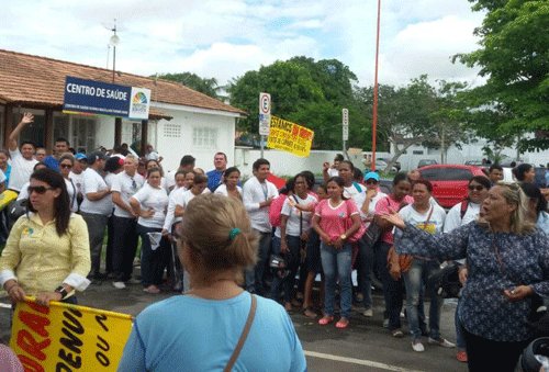 Manifestantes se mobilizaram em frente ao posto de saúde do bairro Caimbé (Foto: Ribamar Rocha)