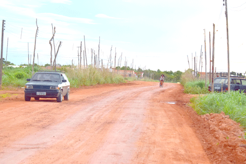 Na área João de Barro a energia é fornecida por “gatos”, e a água, por carro-pipa (Foto: Rodrigo Sales)