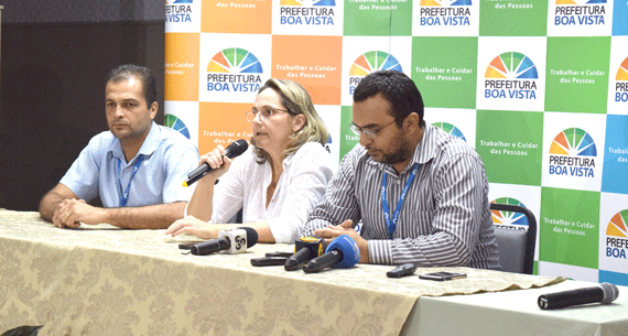 Representantes da Secretaria Municipal de Saúde concederam entrevista coletiva para falar sobre caso de raiva humana (Foto: Rodrigo Sales)