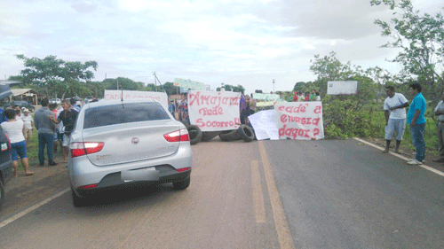 Revoltados com a falta de solução do problema que se arrasta há mais de um mês, moradores fizeram protesto na BR-174 (Foto: Divulgação)