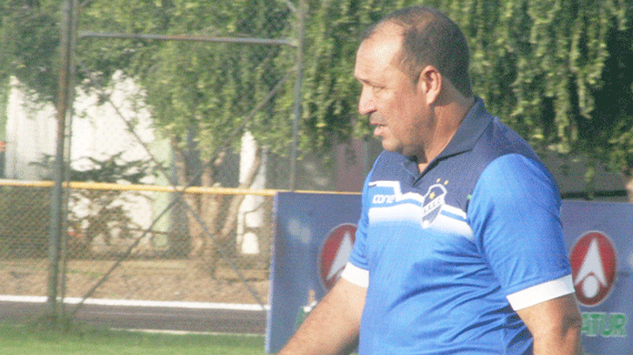 O técnico, Chiquinho Viana, antes da partida contra o Náutico, pela última rodada do segundo turno do Estadual (Foto: Lucas Luckezie)