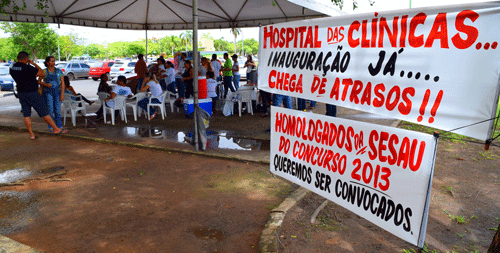 Candidatos aprovados estão mobilizados na Praça do Centro Cívico (Foto: Rodrigo Sales)