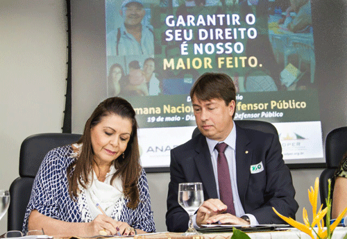 Governadora Suely Campos ao assinar “Protocolo de Intenções” desenvolvido pela Defensoria Pública (Foto: Divulgação)